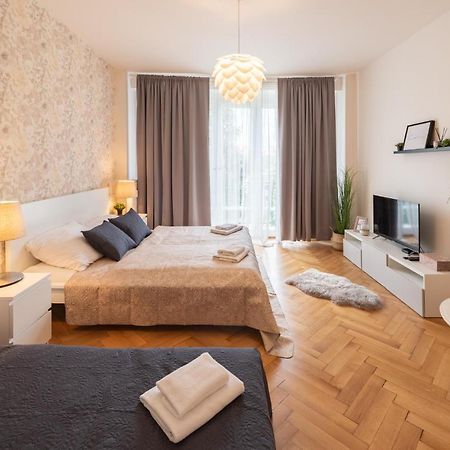 Luxury Apartment In Prime Location Прага Екстериор снимка