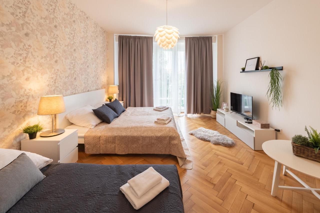 Luxury Apartment In Prime Location Прага Екстериор снимка