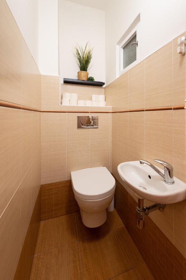 Luxury Apartment In Prime Location Прага Екстериор снимка