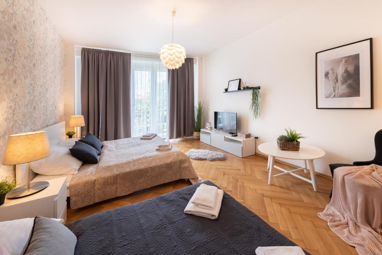 Luxury Apartment In Prime Location Прага Екстериор снимка