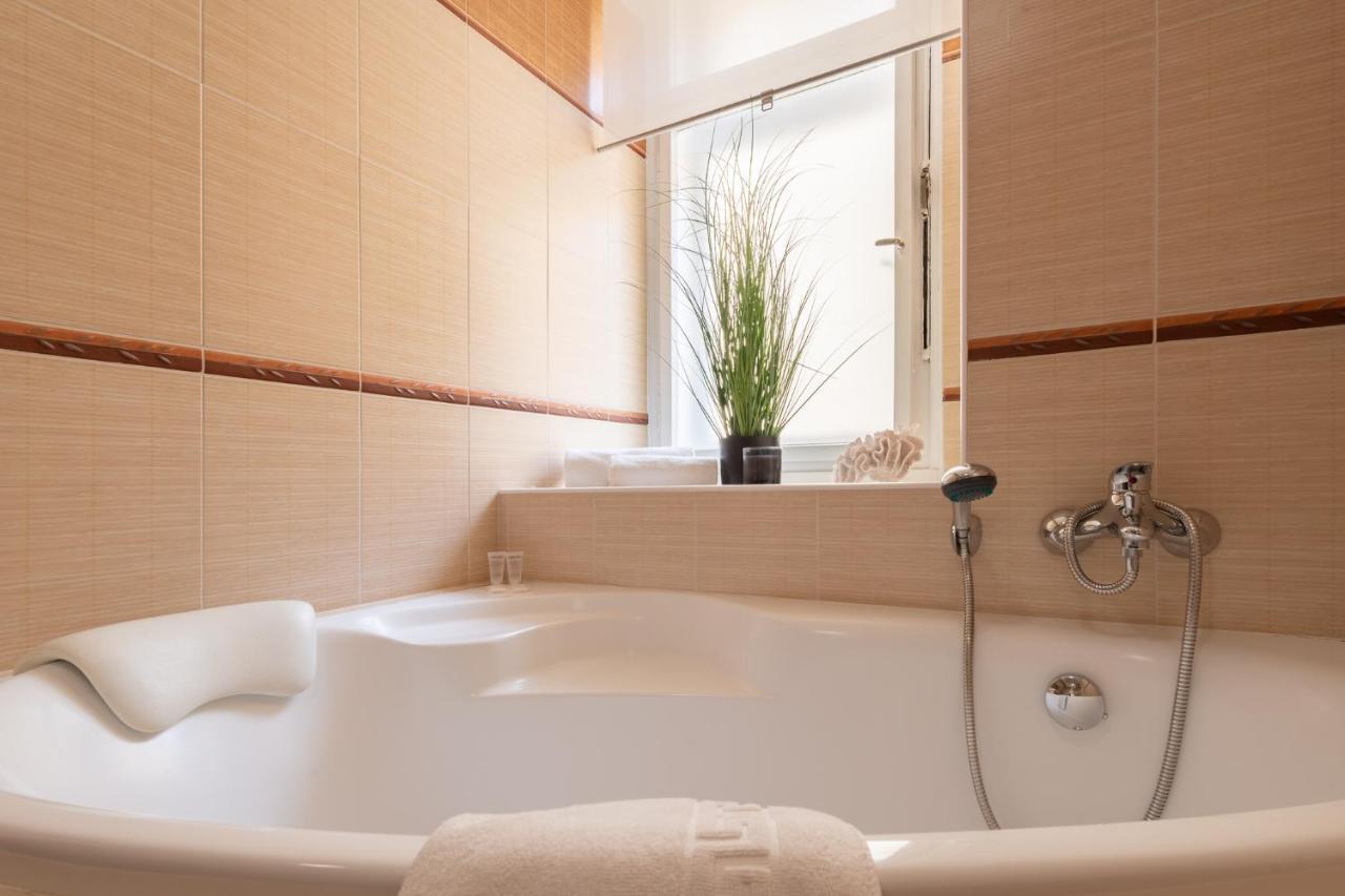 Luxury Apartment In Prime Location Прага Екстериор снимка