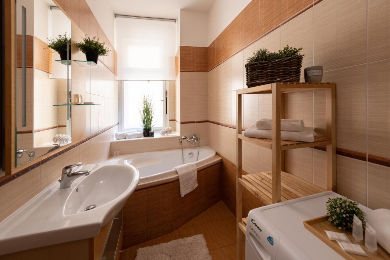 Luxury Apartment In Prime Location Прага Екстериор снимка